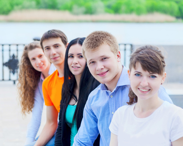 Группа улыбающихся подростков на улице
 - Фото, изображение