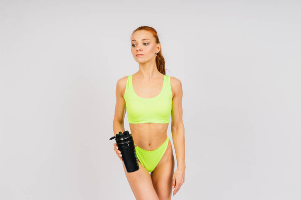 Imagen de fitness muscular posando mujer en un estudio, vida deportiva - Foto, Imagen