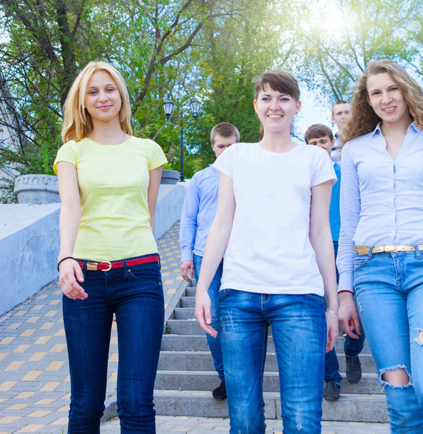 Группа подростков, гуляющих на свежем воздухе
 - Фото, изображение