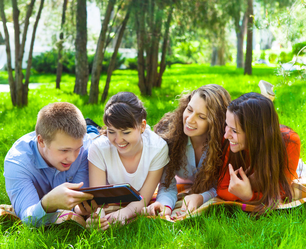 Jóvenes estudiantes universitarios usando tableta
 - Foto, Imagen