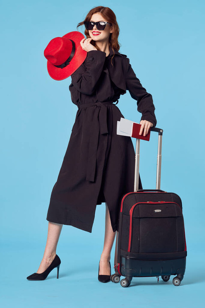 bonita mujer en negro abrigo oficial de vacaciones de viaje - Foto, imagen