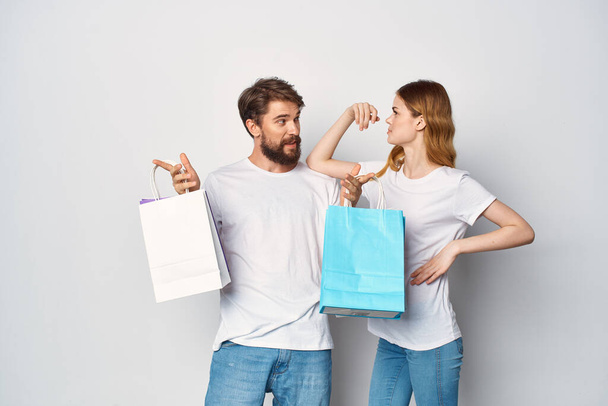 joven pareja con bolsas en mano compras venta divertido - Foto, Imagen