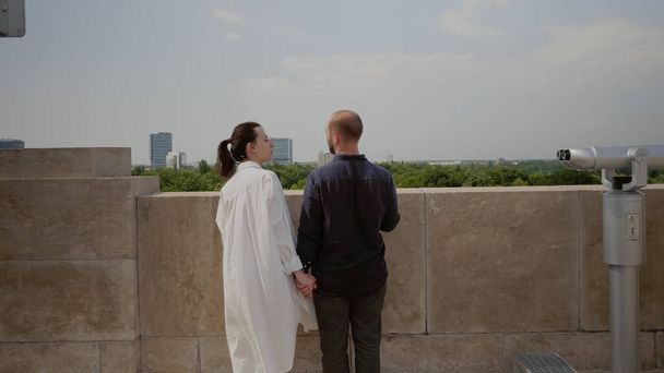 Kaukasisches Paar steht auf Skyline-Turm - Foto, Bild