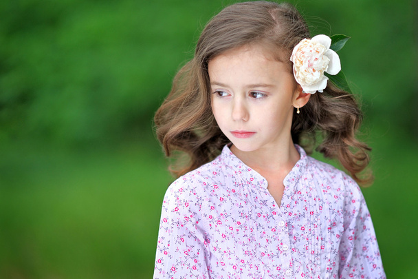 portrait of a beautiful little girl with peony - Foto, imagen