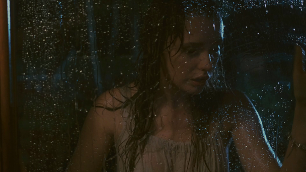 nędznej kobiecie podczas deszczu - Materiał filmowy, wideo