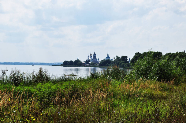 Panorama of the lake with the cathedral. View of the coastline and the monastery. Summer landscape. - Foto, Imagen