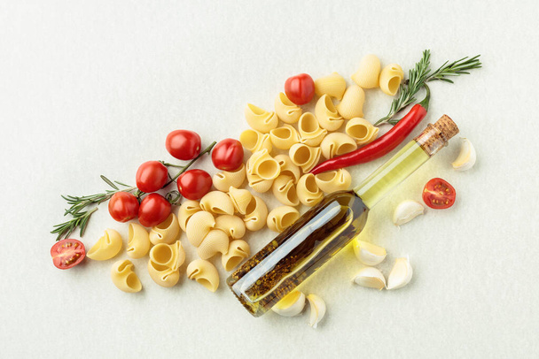 Pasta lumaconi with pepper, garlic, tomato, and rosemary, top view. - Foto, Imagem