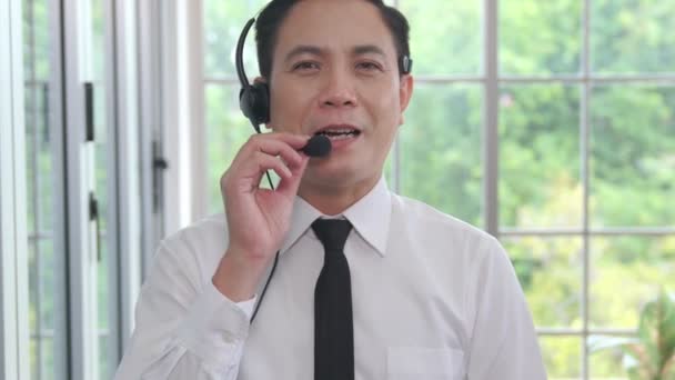 Vídeo vista câmera de chamada de homem de negócios fala ativamente em videoconferência - Filmagem, Vídeo