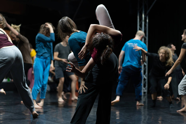 dansers beweging contact improvisatie prestaties - Foto, afbeelding