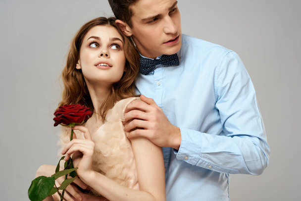 άνδρας και γυναίκα ρομαντική αγκαλιά πολυτέλεια πάθος γκρι φόντο - Φωτογραφία, εικόνα