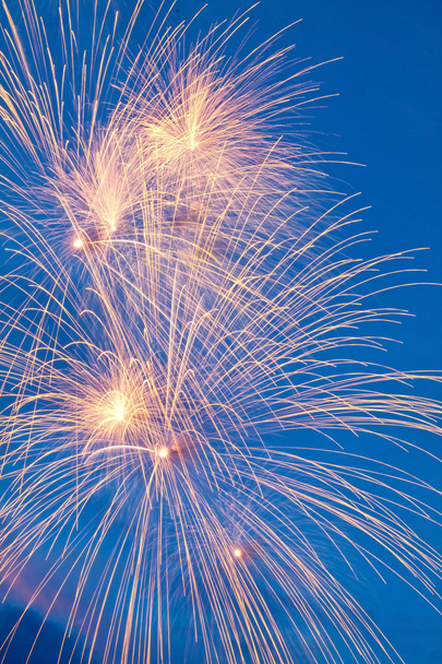 buntes Feuerwerk auf dem blauen bewölkten Himmel Hintergrund - Foto, Bild
