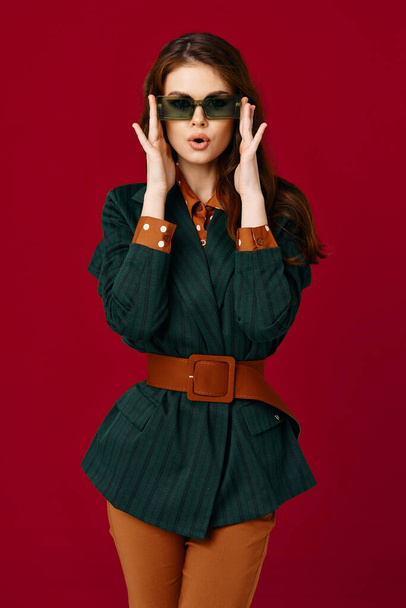 Frau Sonnenbrille isoliert Hintergrund Studio modischen Anzug - Foto, Bild
