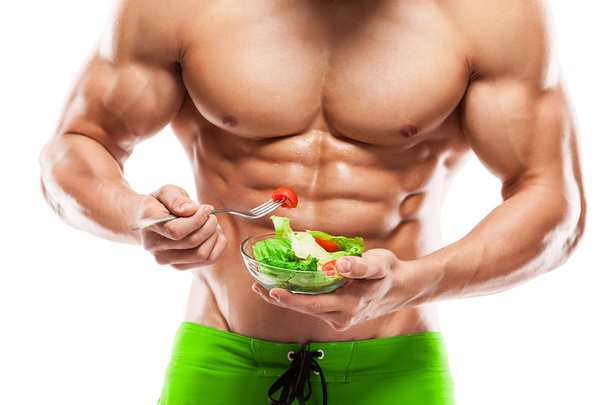 geformter und gesunder Körper Mann mit einer frischen Salatschüssel, geformt ab - Foto, Bild