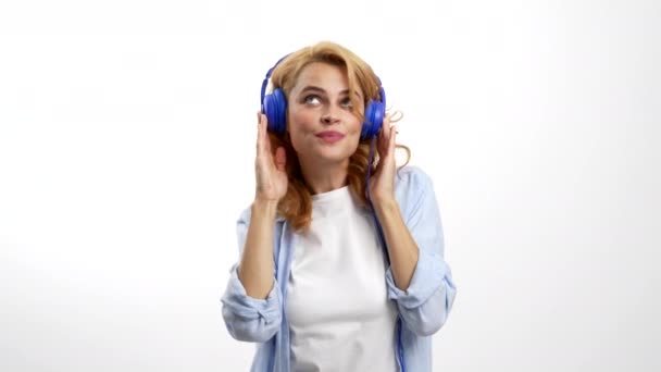 Ευτυχισμένη γυναίκα χορεύει το αγαπημένο της τραγούδι σε ακουστικά, τεχνολογία - Πλάνα, βίντεο