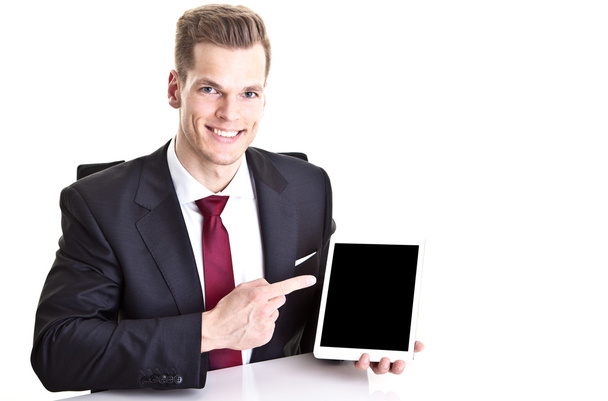 Guapo joven empresario apuntando a la tableta moderna computar
 - Foto, imagen