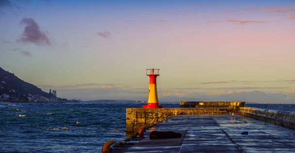 Színes Kalk Bay kikötő világítótorony Cape város Dél-Afrika - Fotó, kép