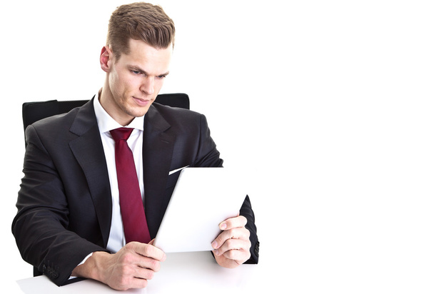 Jeune homme d'affaires lisant sur sa tablette moderne
 - Photo, image
