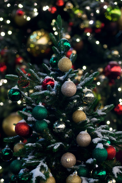 Bonne année et Joyeux Noël fond avec branches de sapin et jouets et guirlandes. Noël ! - Photo, image