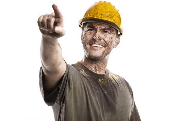 apuntando joven sucio trabajador hombre con casco de sombrero duro
  - Foto, Imagen