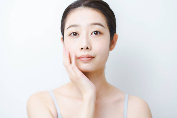 Asiático jovem mulher verificando a condição de sua pele - Foto, Imagem