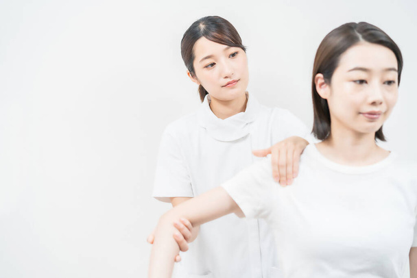 Asijská mladá žena dostává masáž v estetickém salonu - Fotografie, Obrázek