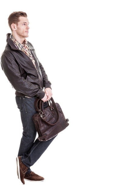 Retrato de comprimento total de pensar jovem segurando um saco de couro
 - Foto, Imagem