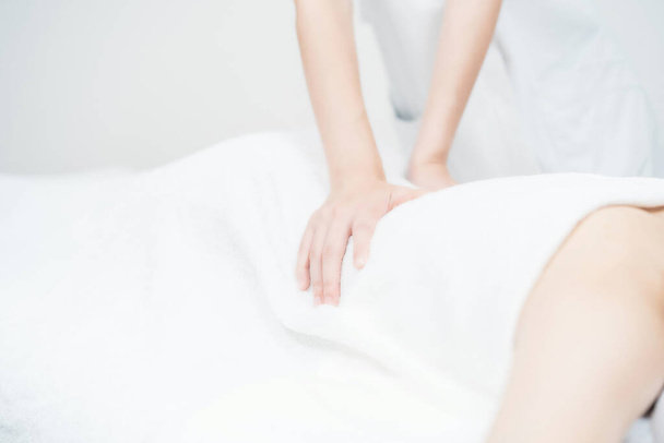 Asian young woman receiving a massage at an esthetic salon - Fotoğraf, Görsel