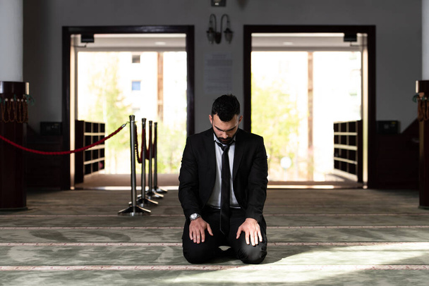 Portrait of a Young Adult Muslim Man is Praying in the Mosque - Foto, imagen