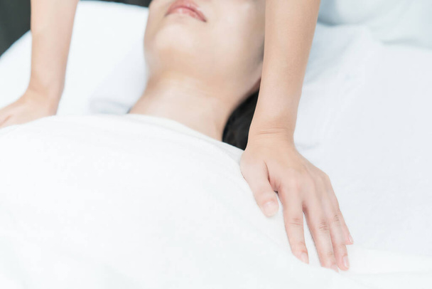 Asiatische junge Frau erhält in einem ästhetischen Salon eine Massage - Foto, Bild
