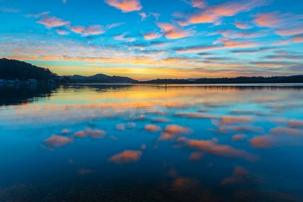 Sunrise waterscape with clouds over Brisbane Waters in Woy Woy on the Central Coast, NSW, Australia. - Foto, Imagem