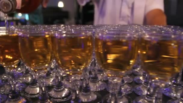 Alkohol ins Glas gegossen - Filmmaterial, Video