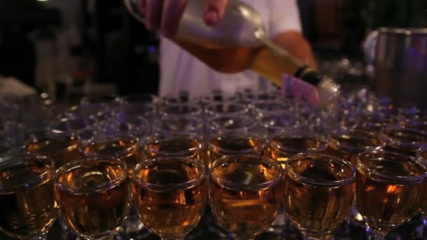 a pohárba öntött alkohol - Felvétel, videó