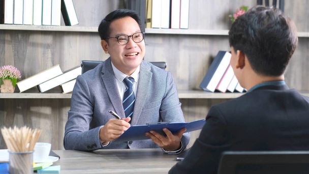 Aziatisch man in sollicitatiegesprek op kantoor achtergrond, zoeken naar werk, business concept - Foto, afbeelding