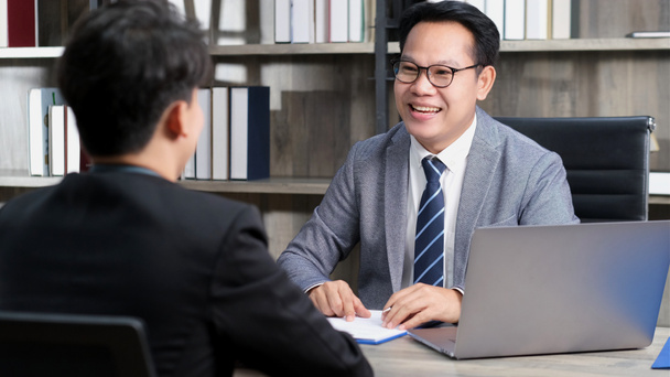 Азиатский мужчина на собеседовании в офисе, поиск работы, бизнес-концепция - Фото, изображение