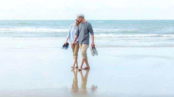 Азиатский стиль жизни пожилая пара ходьба прохладно на пляже счастливы в любви романтический и расслабиться время после выхода на пенсию - Фото, изображение