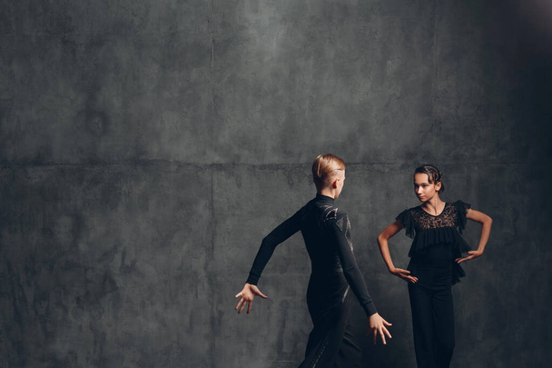 Νεαρό ζευγάρι χορεύει στην αίθουσα χορού Paso Doble - Φωτογραφία, εικόνα
