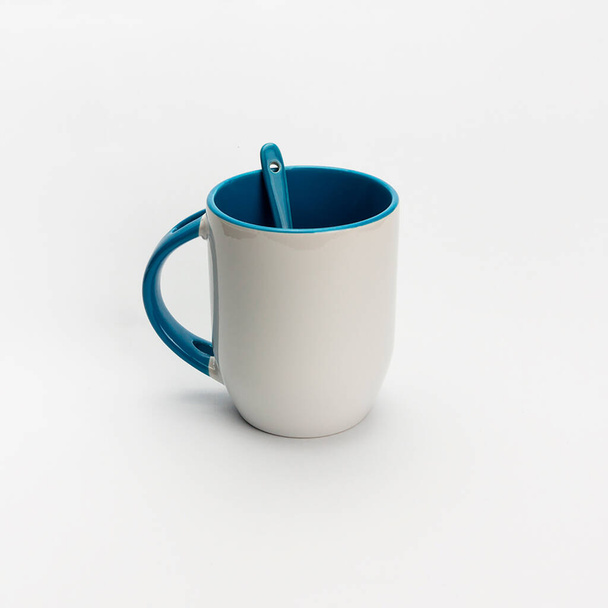 Γαλάζια κούπα καφέ με λευκό φόντο για οποιαδήποτε εμπορική χρήση - Φωτογραφία, εικόνα