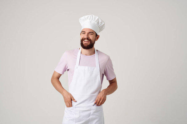 gai chef masculin en uniforme gestes avec ses mains restaurant gastronomique - Photo, image