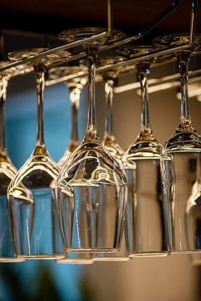 Различные пустые чистые стаканы на столе в баре
 - Фото, изображение