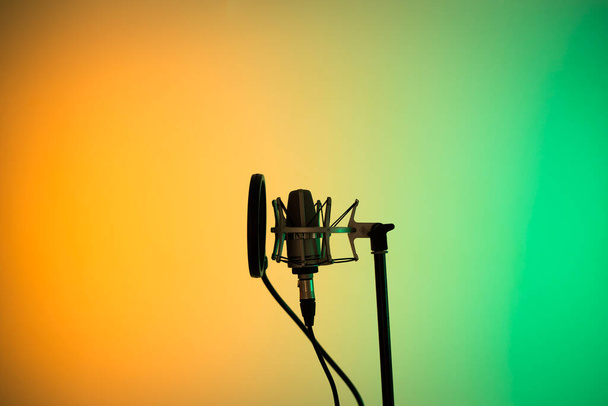 Студійний великий діафрагмовий кардіо-мікрофон у професійних студіях звукозапису
. - Фото, зображення