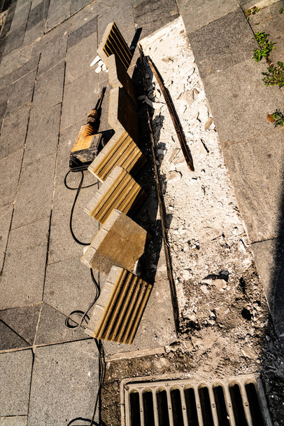 τοποθέτηση απτικών πλακιδίων στους δρόμους της πόλης - Φωτογραφία, εικόνα