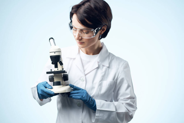 asistente de laboratorio femenino experimento profesional investigación biología - Foto, imagen