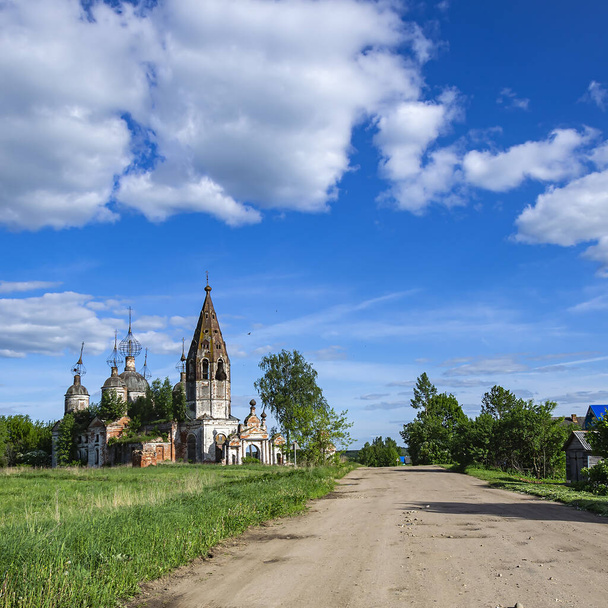 táj, egy régi, elhagyatott ortodox templom, Osztrov falu, Kosztroma tartomány, Oroszország. Az építkezés éve 1782. Jelenleg a templom elhagyatott.. - Fotó, kép
