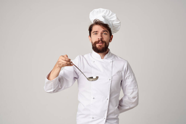 αρσενικό σεφ δοκιμάζοντας τροφίμων δουλειά επαγγελματική κουζίνα - Φωτογραφία, εικόνα