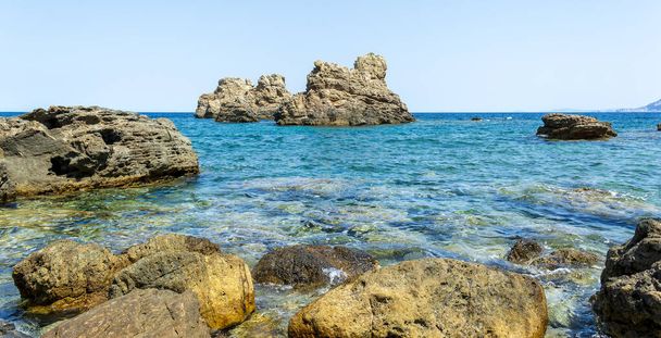 Mourtia Beach Pelion is een prachtig strand aan de zuidoostelijke kant van Pelion, zeer dicht bij de dorpen Lyri en Katigiorgis. Beschouwd als een van de beste stranden van Pelion, is Mourtia te vinden aan de kant van de Egeïsche Zee en heeft kristalhelder water. - Foto, afbeelding