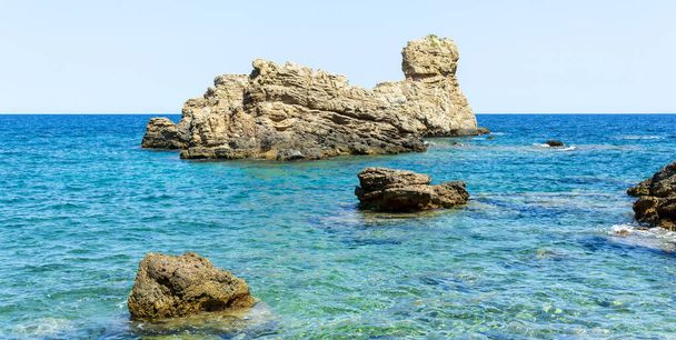 Mourtia Beach Pelion to piękna plaża po południowo-wschodniej stronie Pelion, bardzo blisko wiosek Lyri i Katigiorgis. Uważany za jedną z najlepszych plaż Pelion, Mourtia znajduje się po stronie Morza Egejskiego i ma krystalicznie czyste wody. - Zdjęcie, obraz