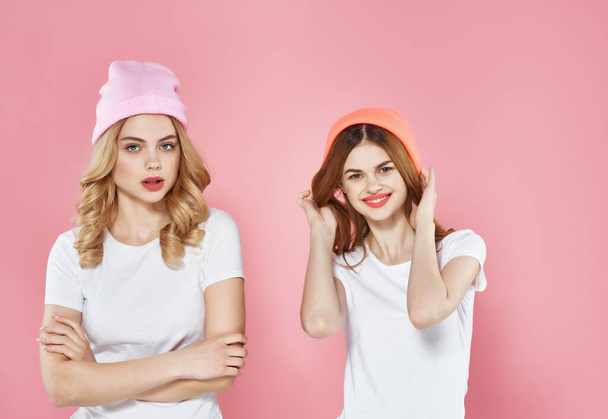 copines modernes dans des vêtements à la mode style de rue fond rose - Photo, image