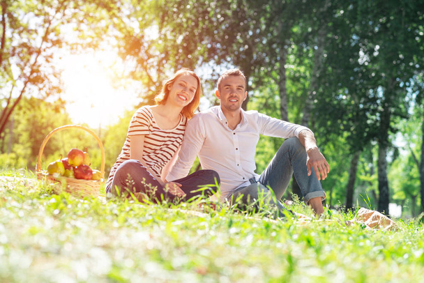 Couple on a picnic in the park - Foto, Imagem