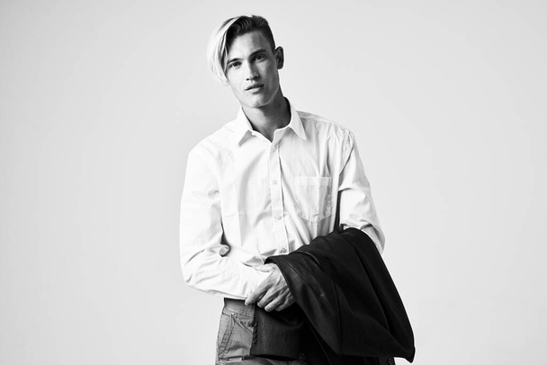 férfi egy kabát a vállán divat stúdió életmód modell - Fotó, kép