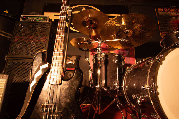 elektryczny bas i bębny akustyczne w sali prób zespołu rockowego - Zdjęcie, obraz